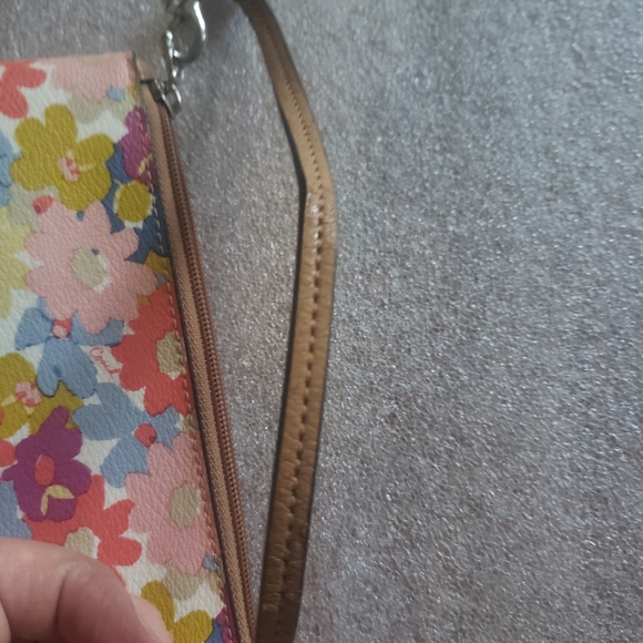 LOW START Coach Peyton Floral Medium Wristlet - Picture 13 of 14